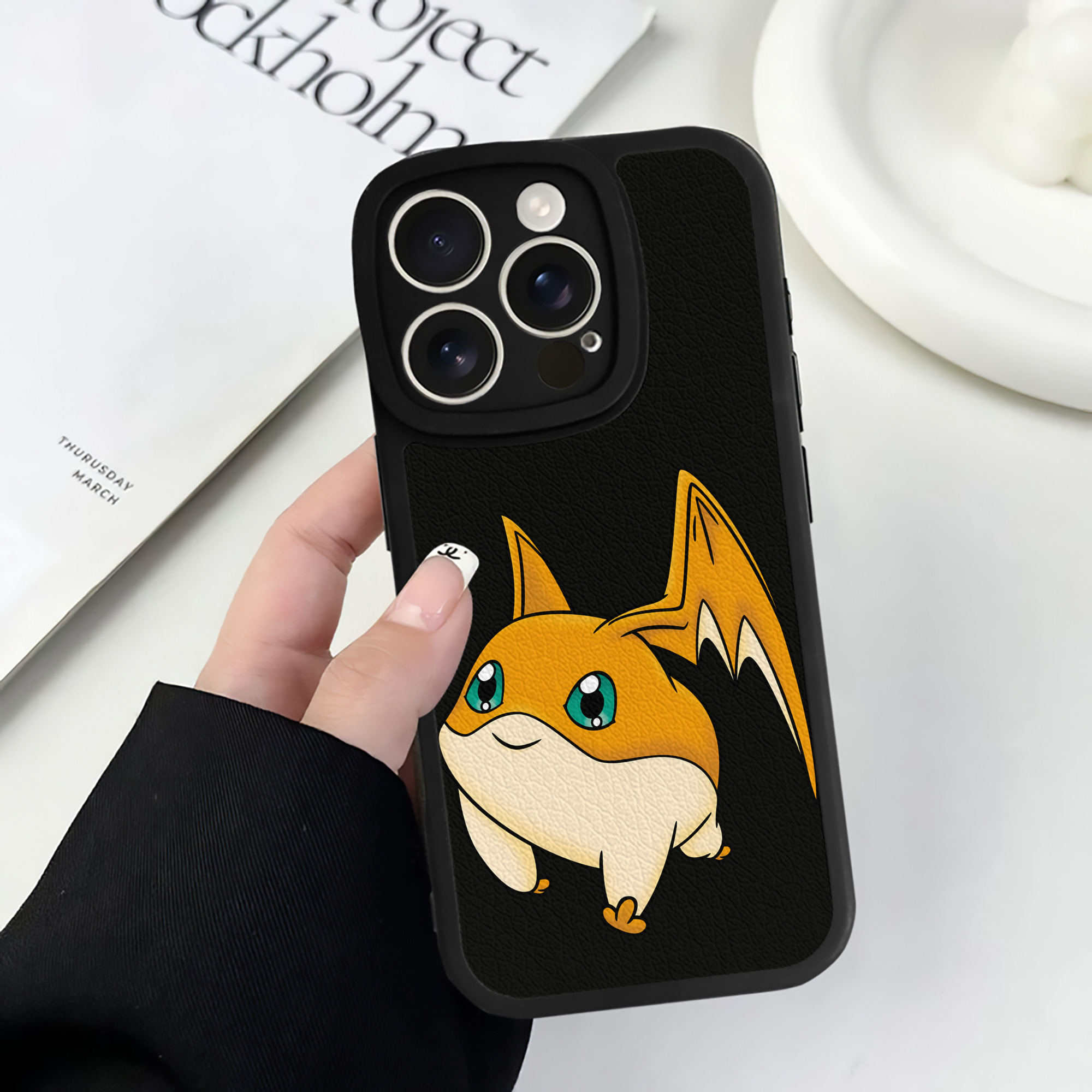 （画像用） Digimon デジタルモンスター/デジモン 【iPhone 16シリーズ対応】シリコンスマホケース（レザー調） 材質：シリコン